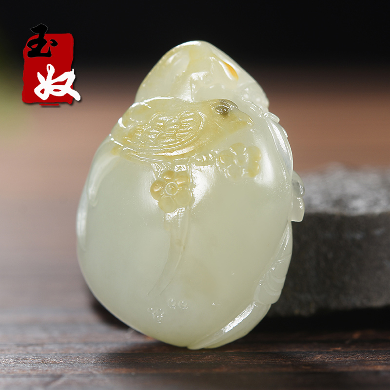 新疆和田地区天然洒金皮籽料和田玉/双面雕刻/喜上眉梢/吊坠/12克