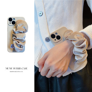 冬季 奶咖天鹅丝绒布腕带适用iphone15手机壳17苹果14promax防摔13松紧弹力16e褶皱手腕套12女软11高级感8plus