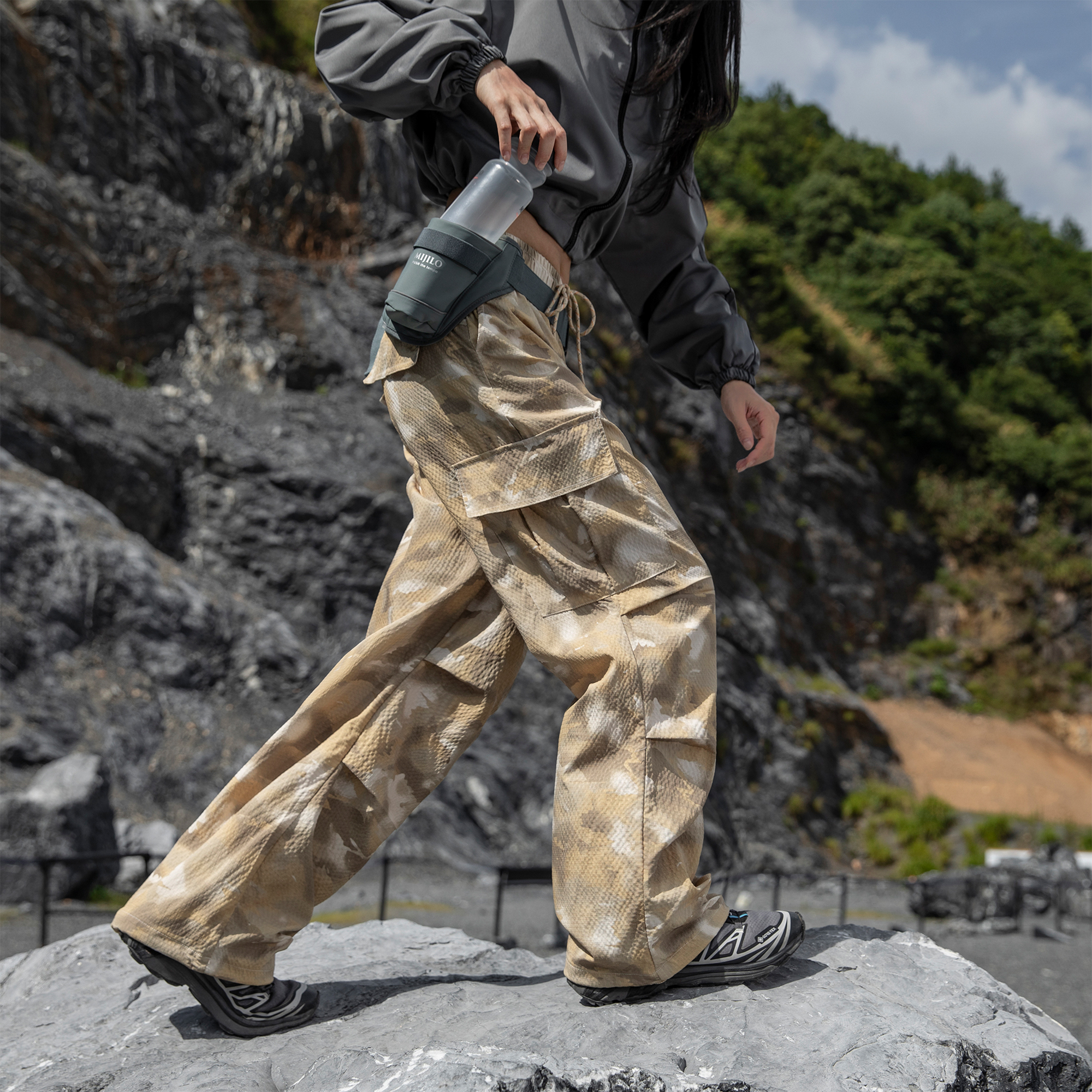 户外扎染伞兵工装裤女秋冬新款防水冲锋登山裤宽松大口复古休闲裤