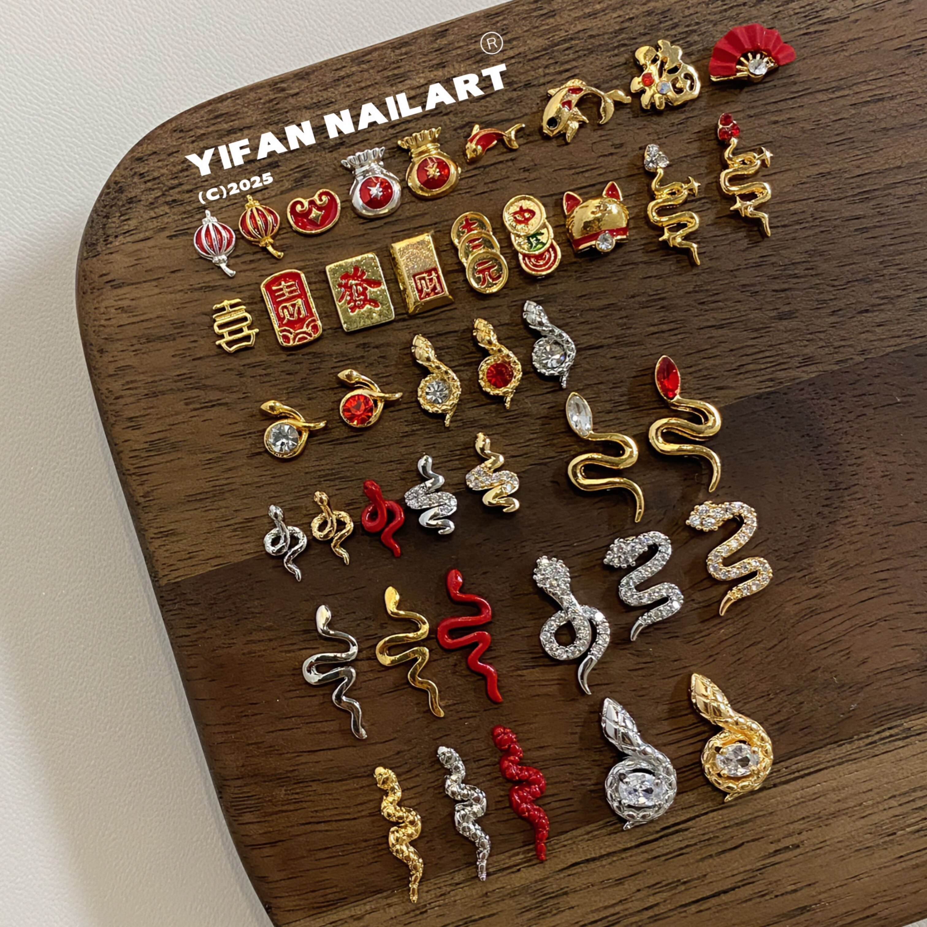YIFANNAIL【瑞蛇呈祥】新年吉祥物灯笼 元宝 锦鲤小蛇美甲饰品R35,彩妆/香水/美妆工具,美甲工具,淘宝优惠券,粉丝福利购,淘宝优惠卷