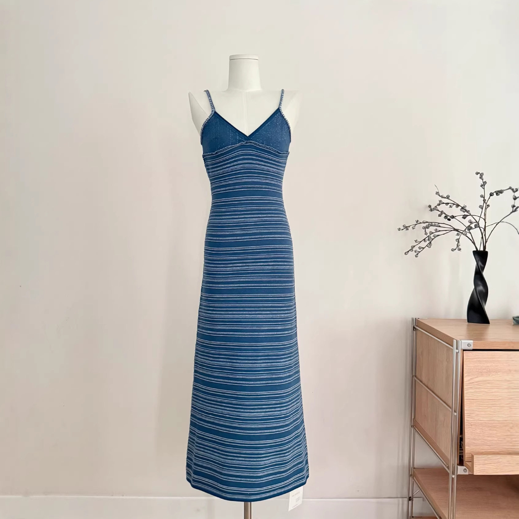 蓝色条纹无袖吊带背心连衣裙女2026春季新款修身包臀长裙