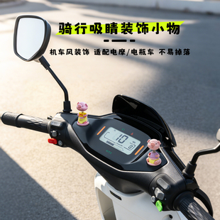 汽车摇头摆件小猪创意车载可爱弹簧摇动车载中控台创意装饰品