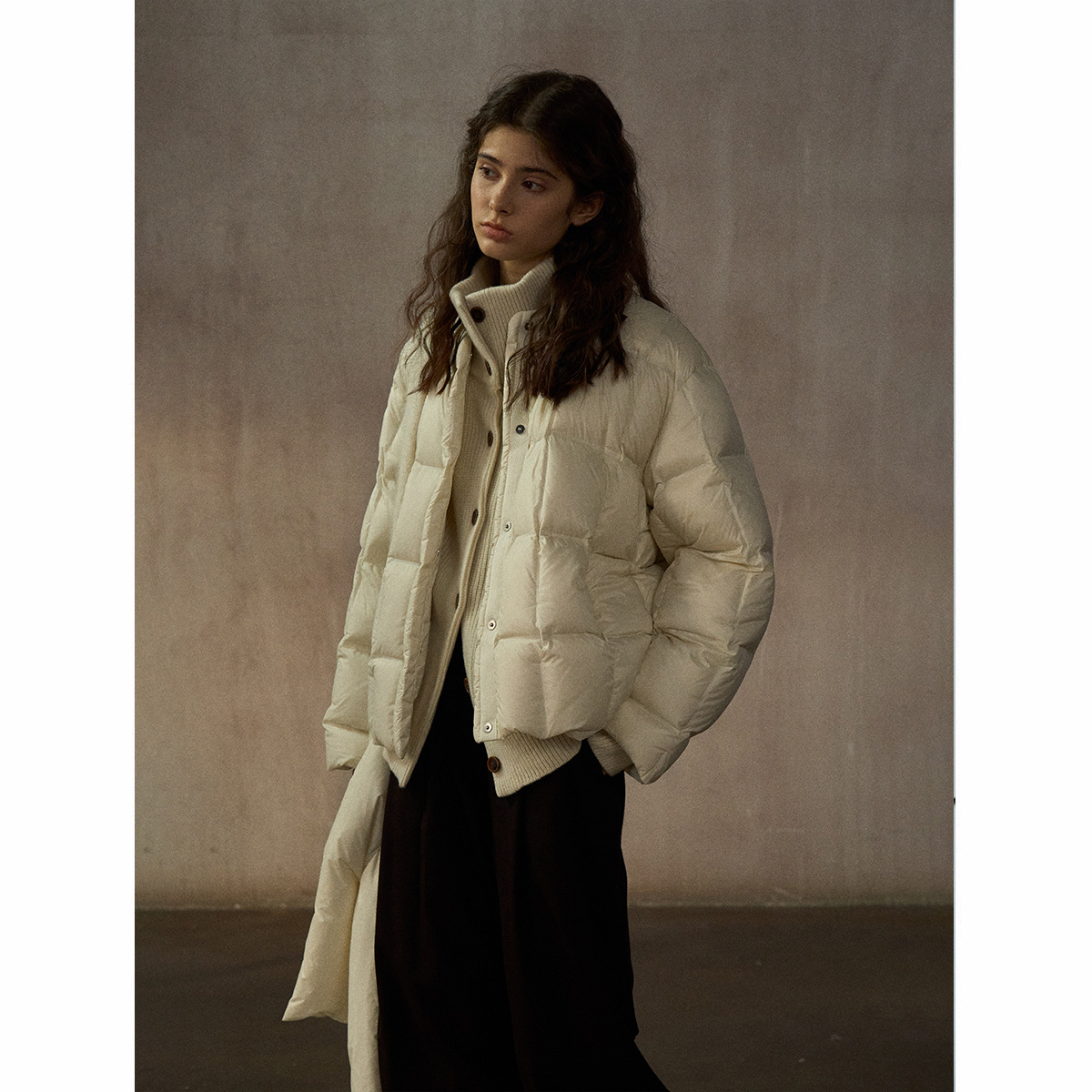 【识几】云朵般轻盈保暖经典通勤无缝方格超柔羽绒服外套女M9379