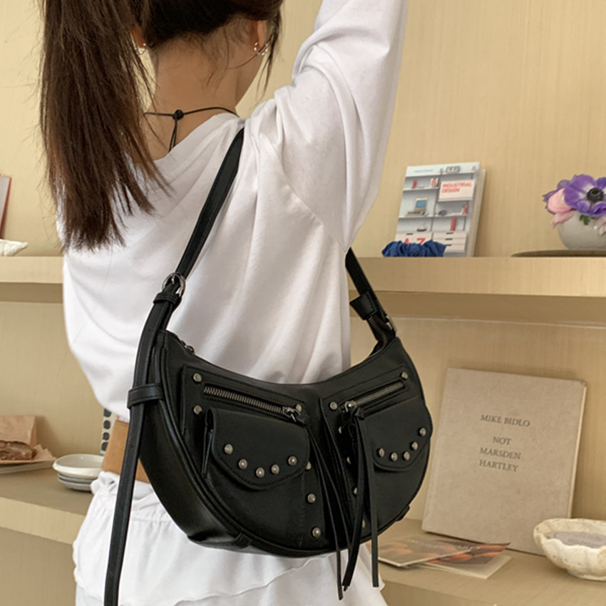 肥肥自制包包女士2025新款小众设计黑色铆钉机车饺子型单肩斜挎包