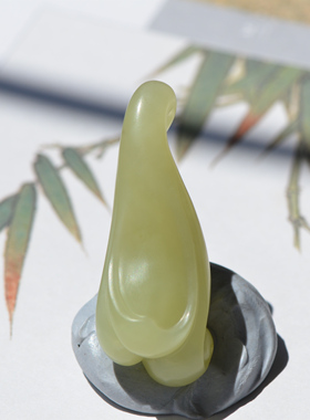 和田玉雕件（玉兰）25克