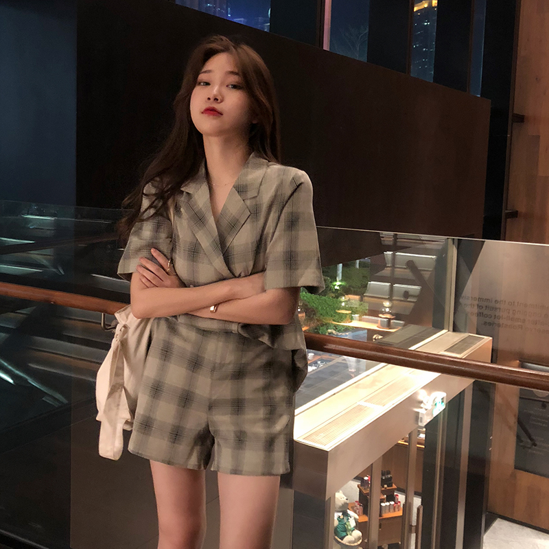 Quality inspection of vintage plaid jacket and shorts suit