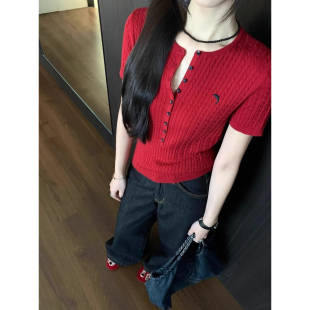 红色刺绣麻花针织短袖T恤女夏季设计感排扣半开领正肩打底衫上衣