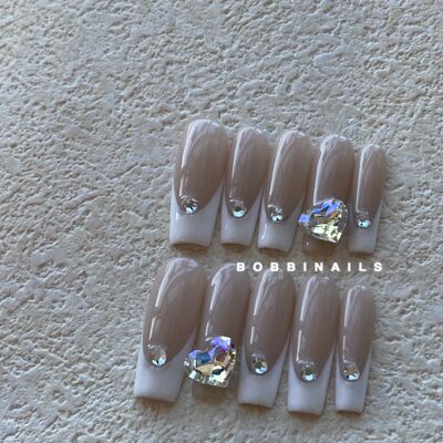 BOBBINAILS手绘法式温柔富贵千金款秋冬奶茶系美甲施华平地钻