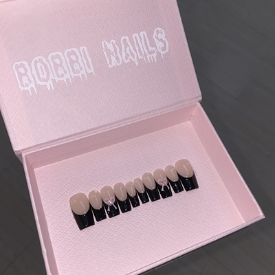 BOBBINAILS欧美法式手绘粉蝴蝶珍珠可拆卸穿戴甲成品