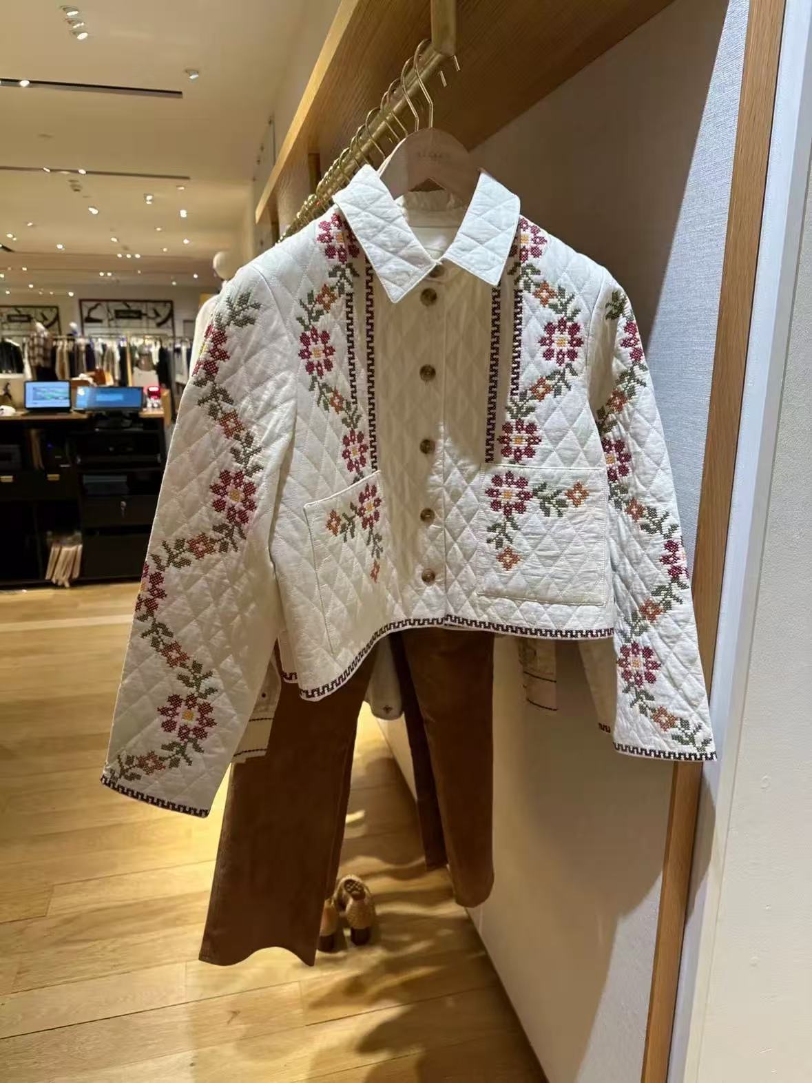 法式小众25秋季 时尚百搭女士刺绣花纹短款薄棉服外套