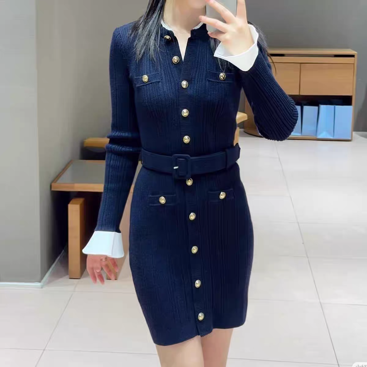 明星同款 2025秋冬藏蓝色千金优雅精致圆领单排扣针织连衣裙女