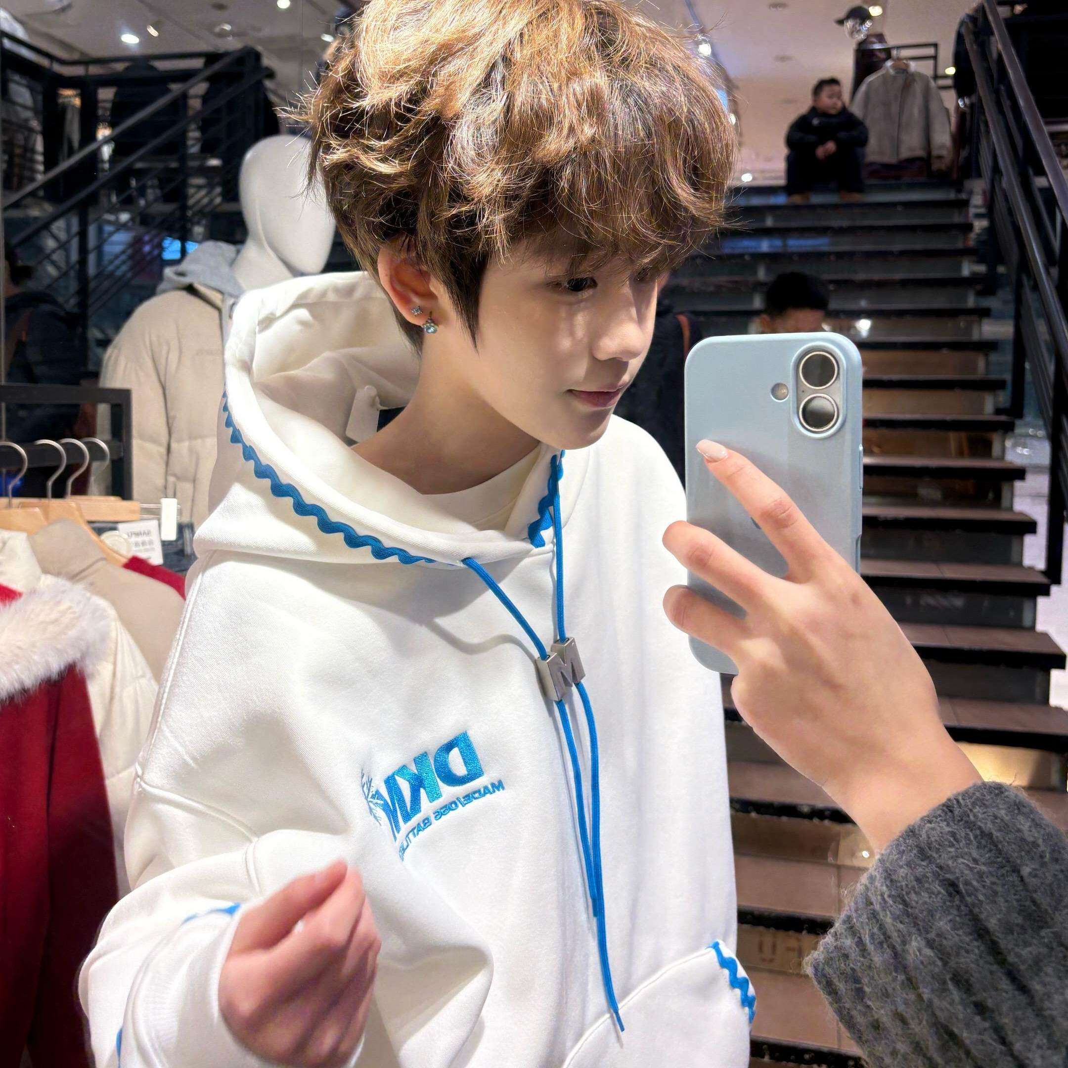 美式高街贝壳绣白色连帽卫衣男春季2026新款情侣宽松重磅小众上衣