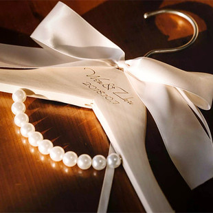 婚纱礼服衣架定制 婚礼衣架刻名字婚期 婚纱衣架结婚拍照刻字