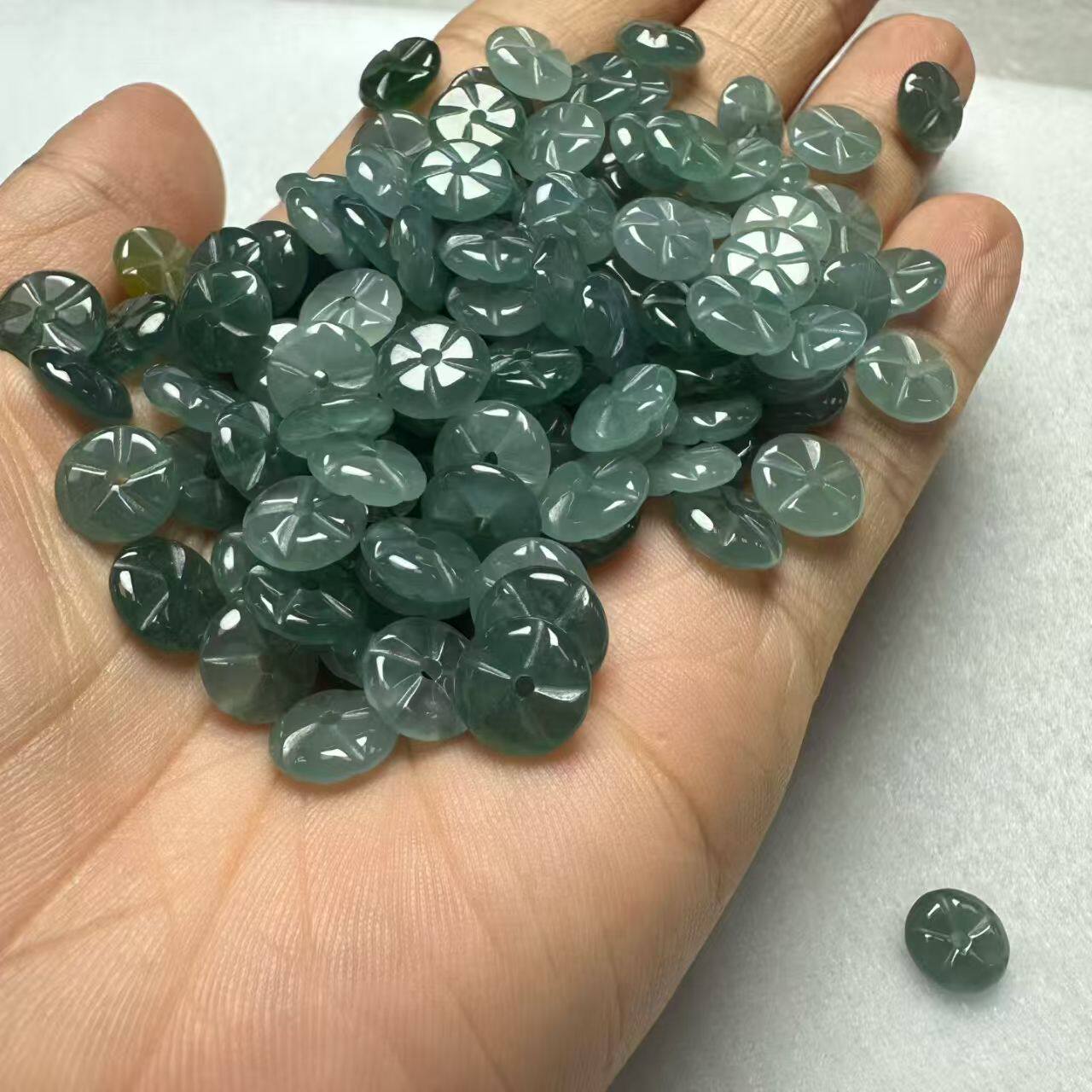 天然翡翠A货油青幸运花绿色梅花雕刻散珠手工DIY串珠配件通孔隔珠