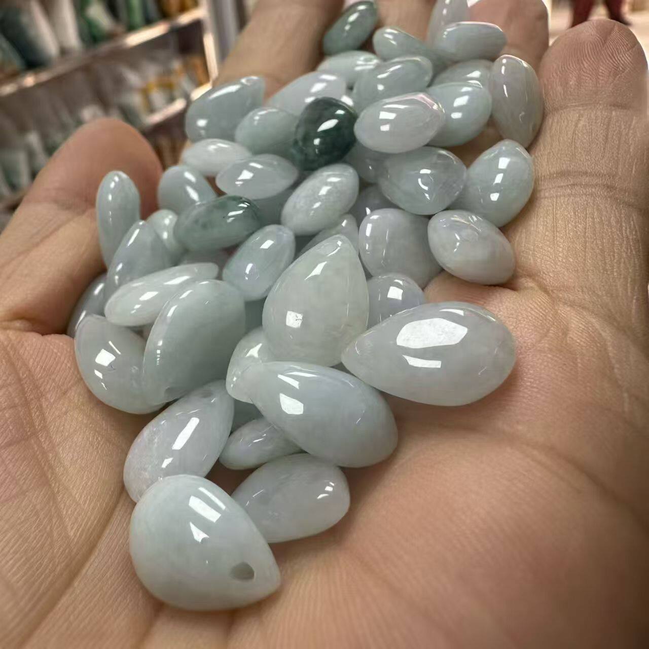 缅甸翡翠A货冰种白底青水滴吊坠