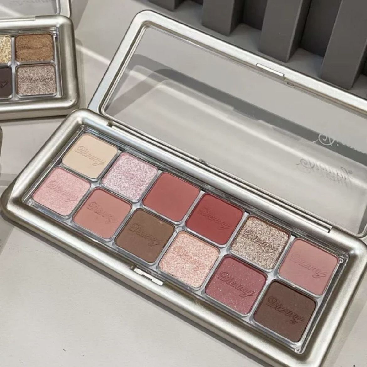 冷色调12色眼影柔雾玫瑰奶茶杏色眼影盘水泥灰大地色哑光珠光盘