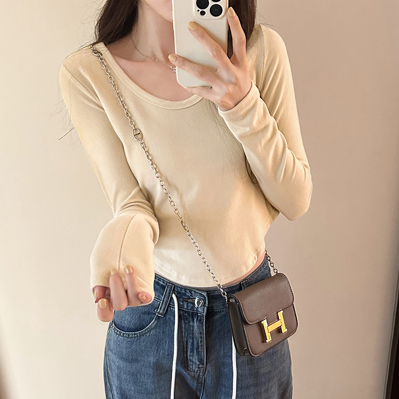 奶系穿搭早秋U领正肩长袖T恤女新款修身内搭打底衫下摆弧形上衣