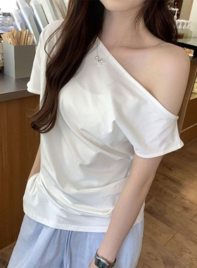 不规则开叉露肩短袖T恤女夏季新款设计感小众慵懒风斜肩褶皱上衣