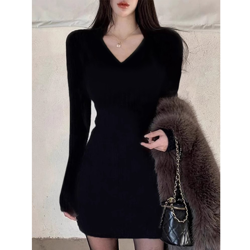 黑色v领紧身包臀裙女2025秋季连衣裙辣妹修身打底大衣内搭短裙子