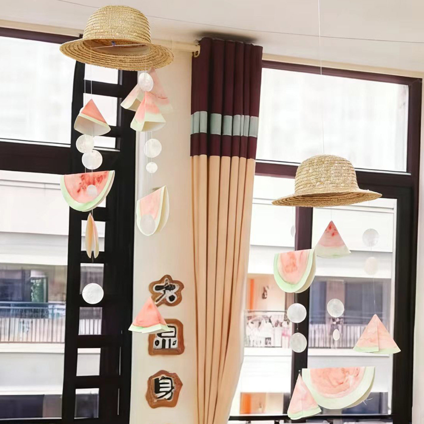 幼儿园夏天美工区吊饰环创草帽装饰西瓜班级走廊空中挂饰手工材料