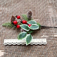 3 вилки с листьями красного фрукта