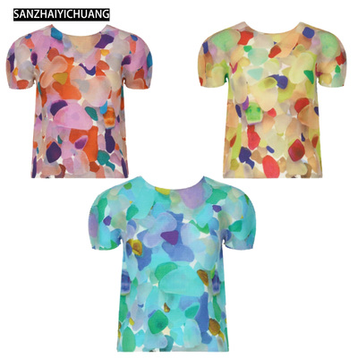 三宅艺创2025年6月初新款日系百搭圆领短袖上衣褶皱彩色印花T恤女
