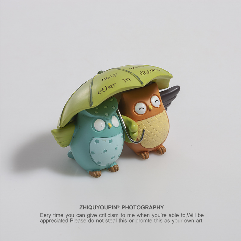 恋爱中的猫头鹰摆件 幸福撑伞雨浪漫 创意树脂纯手工彩绘工艺品
