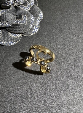 包邮黄铜2026新款黑色小叶皮开口可调节C字母戒指环女款百搭优雅