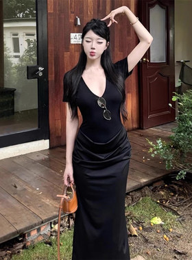 黑色高级感V领连衣裙女长裙