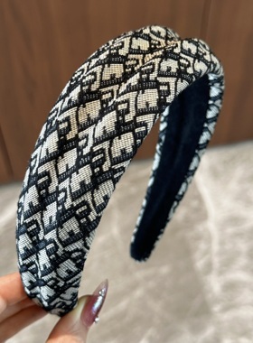 杨杨babytime 贵气感 白富美黑灰老花字母发箍高颅顶刺绣宽边头箍