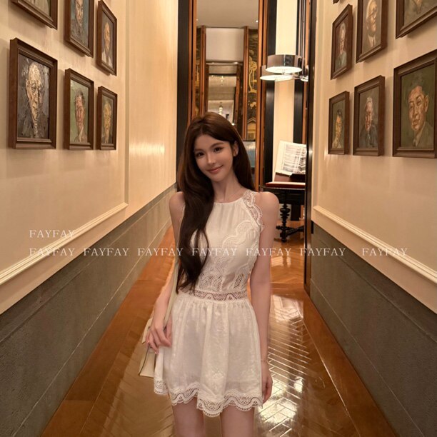 FAY【蕾丝甜梦】纯欲风蕾丝拼接镂空收腰显瘦名媛吊带连衣裙