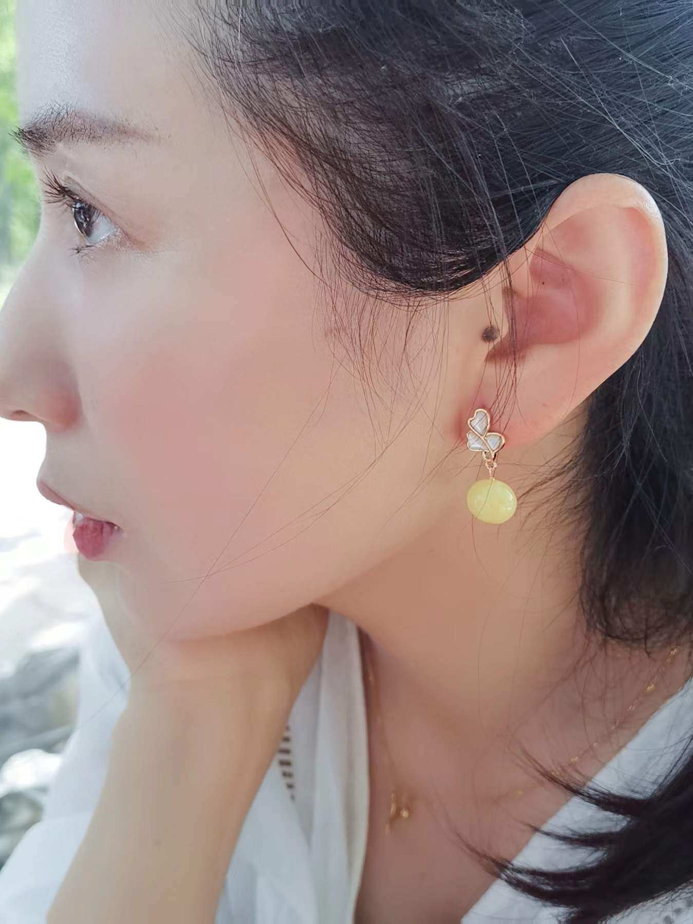 오리지널 천연 골드 트위스트 밀랍 귀걸이 나비 컬러 벨 귀걸이 심플하고 절묘한 데일리 작은 여름 귀걸이