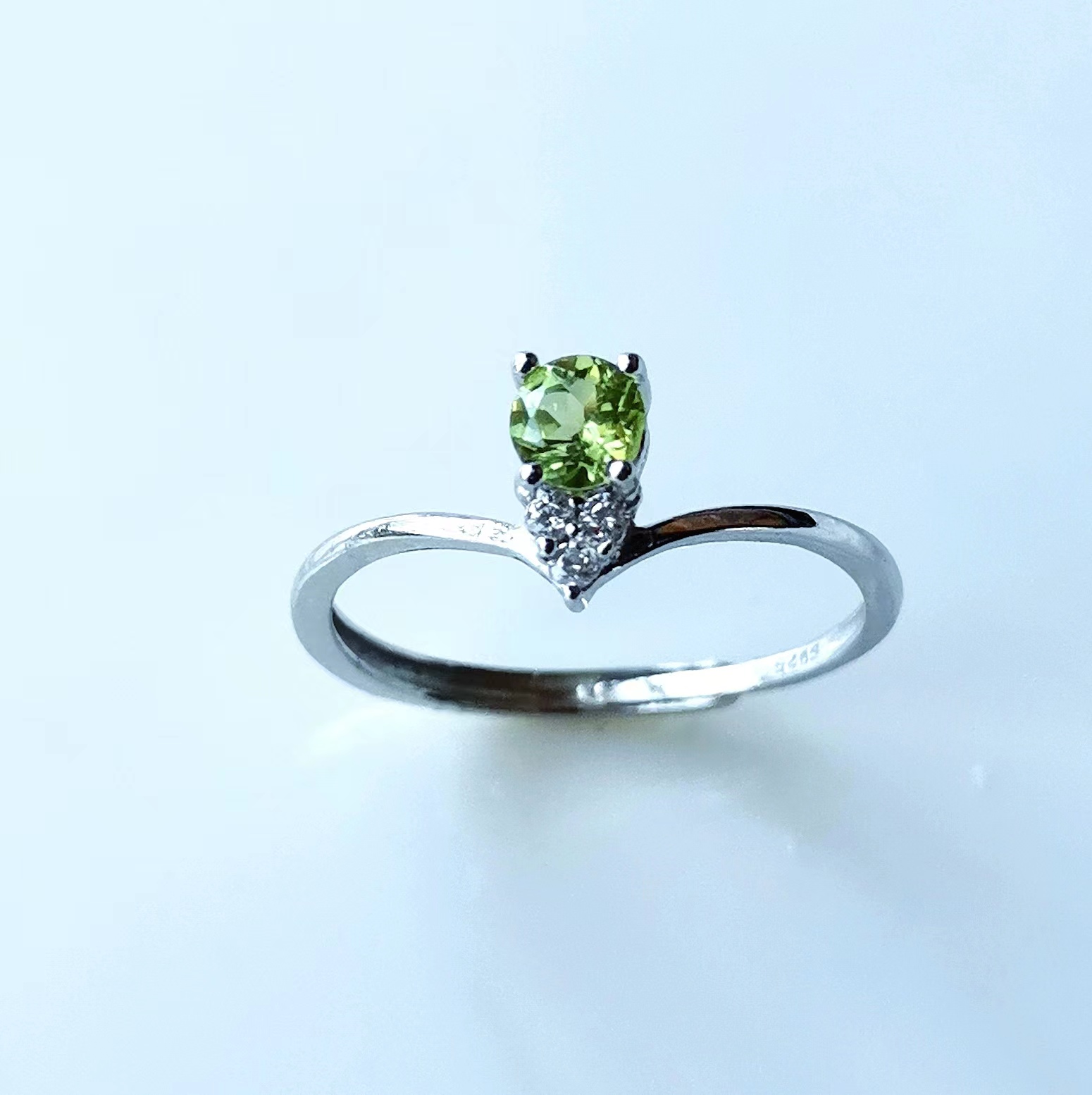 天然橄榄石戒指S925纯银女戒指镶嵌银饰水晶精致火彩净体绿色宝石