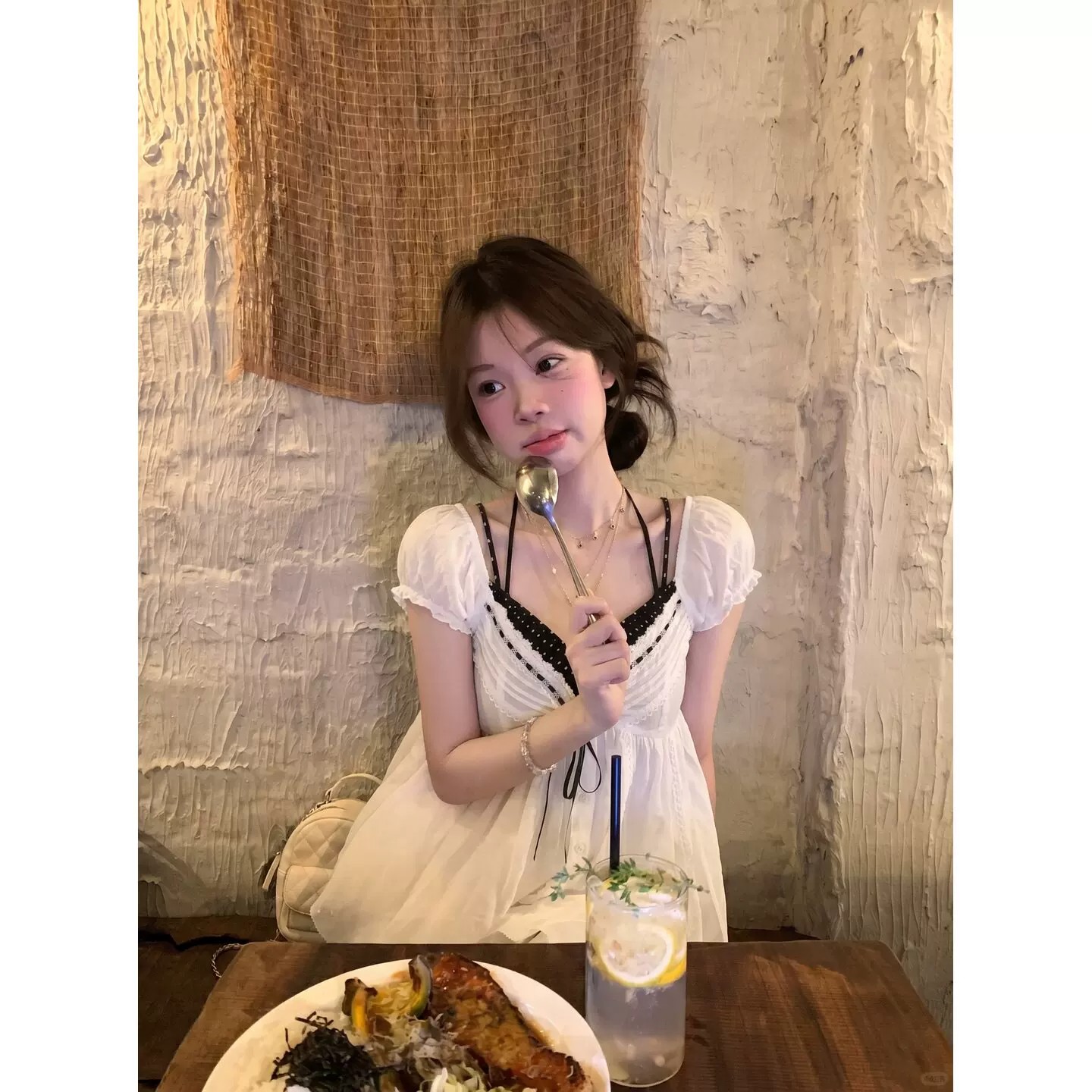 韩系白色v领蕾丝花边短袖衬衫女夏季波点假两件蝴蝶结泡泡袖上衣