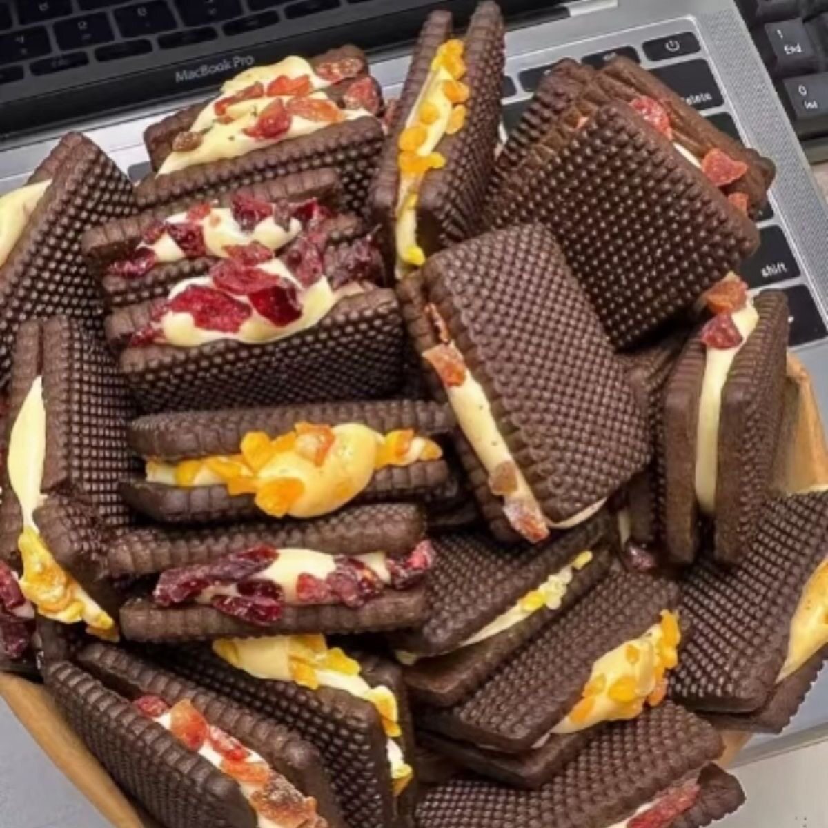 高颜值零食铁盒送人啵啵奶酥拉丝曲奇夹心饼干芒果草莓蔓越莓饼干