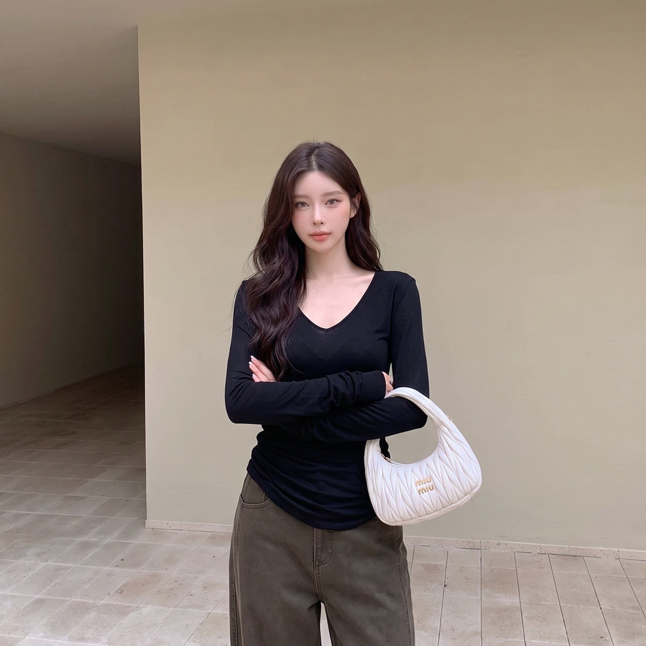 7/26 晚20点 纸片人极简风大V领长袖T恤女修身显瘦百搭打底衫上衣