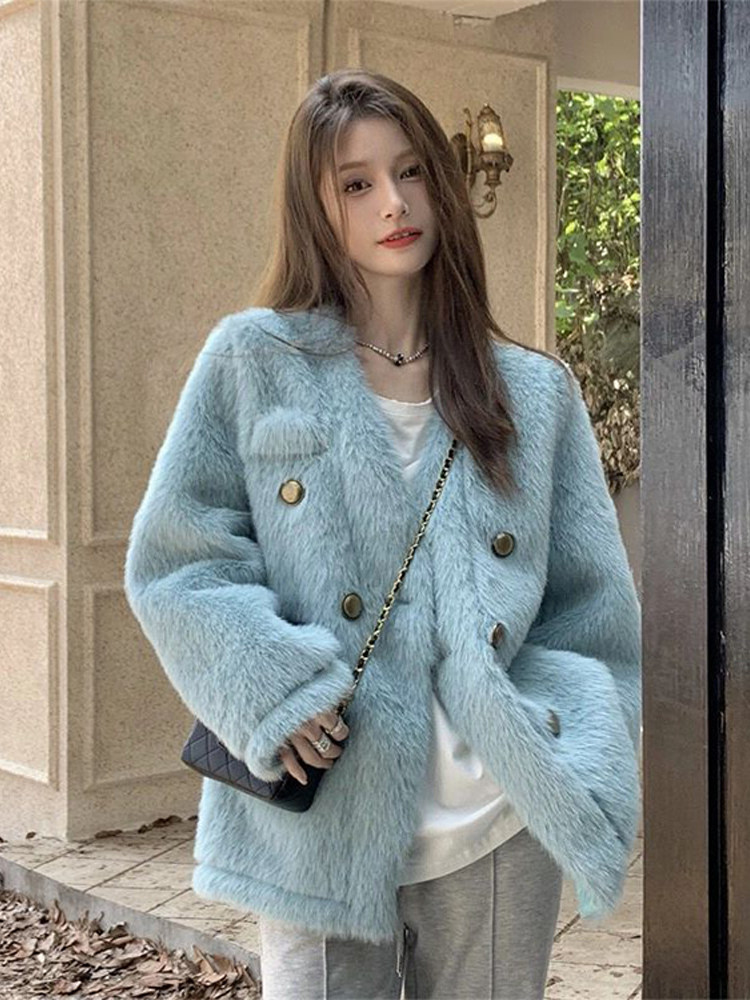겨울 온화하고 나른한 스타일에 은은한 향이 더해진 벨벳과 도톰한 밍크 벨벳 블루 코트로 고급스러운 느낌의 가을 겨울 여성 코트