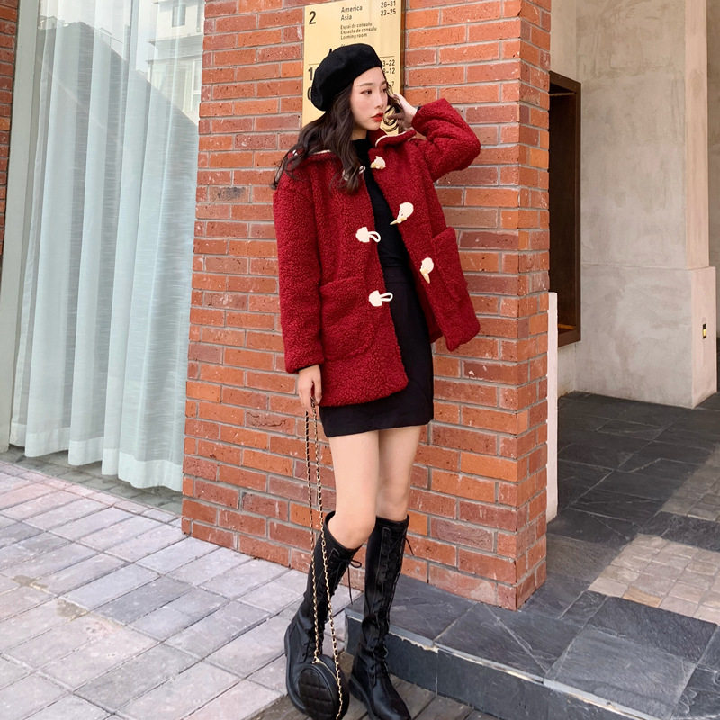 红色牛角扣毛绒外套女秋冬学院风背带裤