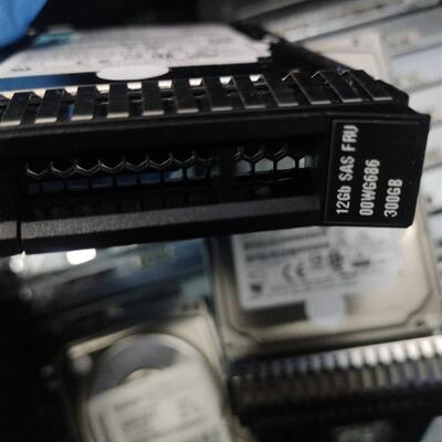 IBM 联想 00WG686 00WG689 300G 10K 12Gb SAS 2.5  X3850X6硬盘
