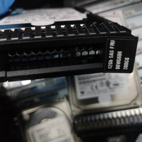 IBM 联想 00WG686 00WG689 300G 10K 12Gb SAS 2.5  X3850X6硬盘