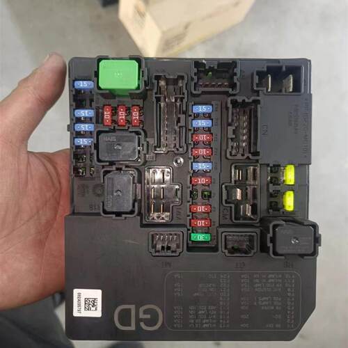适用骐达轩逸蓝鸟骊威启辰D60T70保险丝盒IPDM继电器电源模块