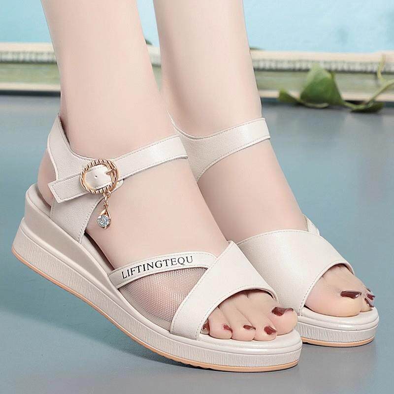 一字扣妈妈凉鞋女款2025年夏季新款中老年女鞋平底舒适坡跟软底鞋