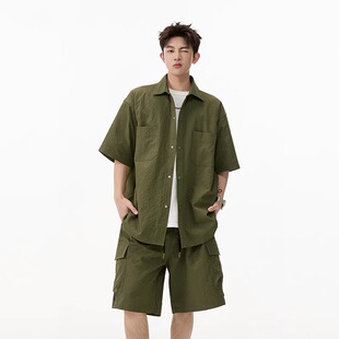 军绿色泡泡纱工装套装男款夏季薄款时尚百搭衬衫短袖短裤两件套潮