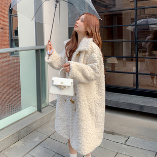 加厚毛绒绒衣服女冬季 羊羔毛皮草外套长款 牛角扣毛毛大衣 时尚 新款