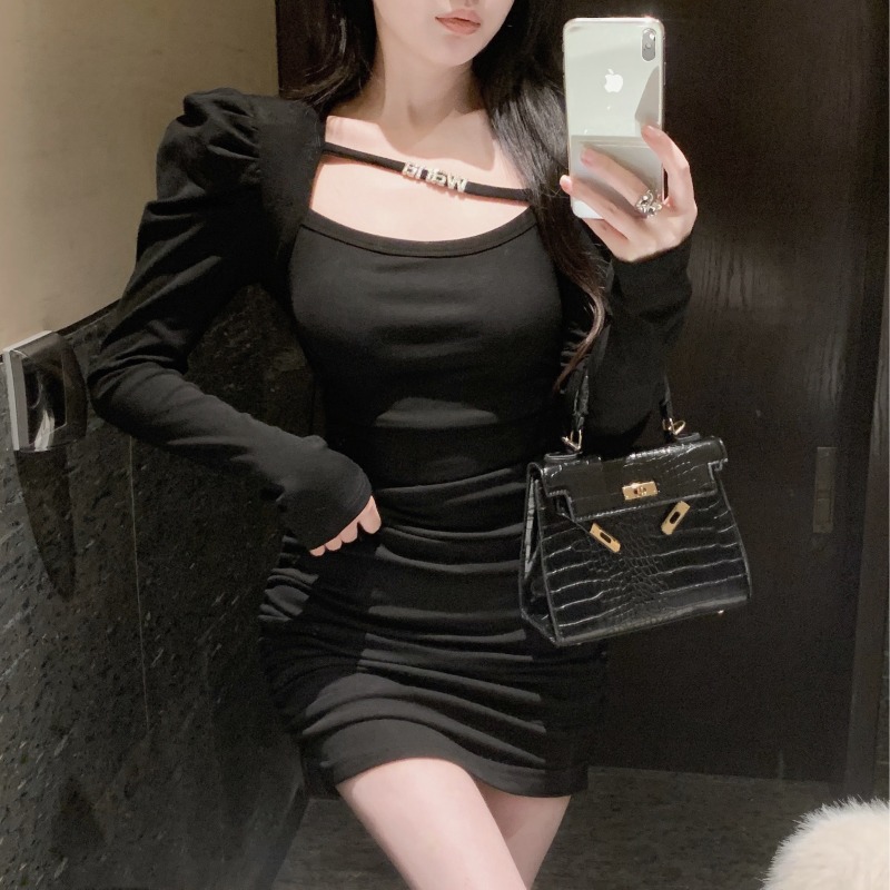 秋冬独特别致性感黑色连衣裙正肩方领高级长袖修身打底裙女包臀裙