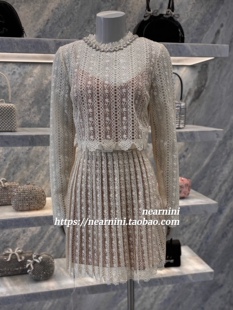 Nearnini 2025早春新款法式水钻蕾丝镂空圆领长袖百褶连衣裙短裙