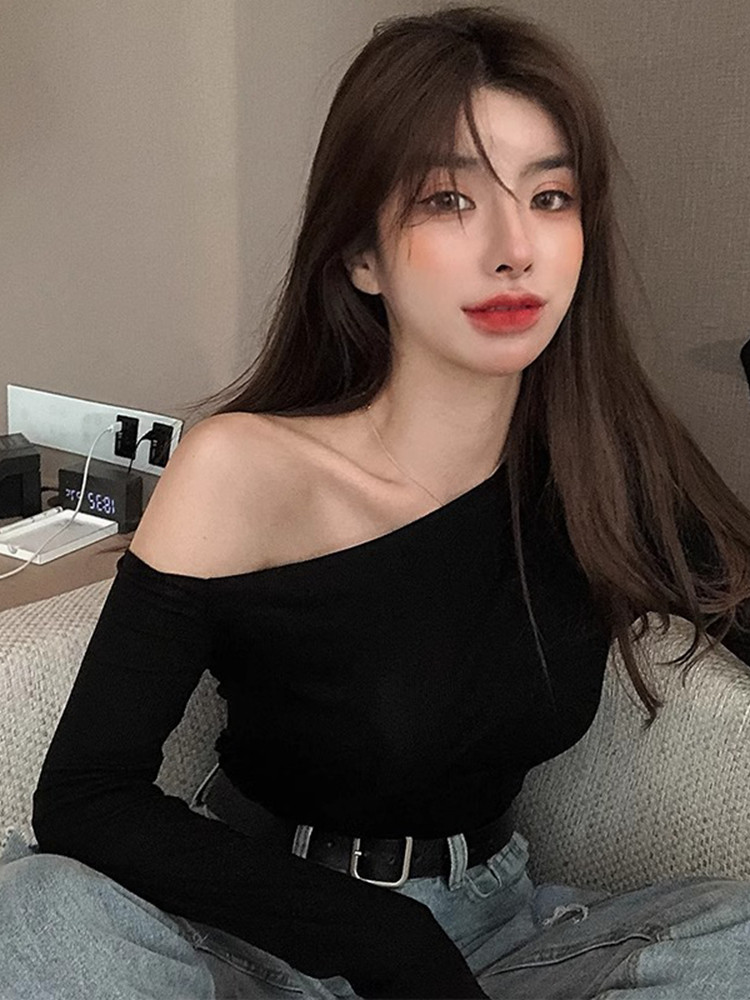 黑色斜肩长袖T恤女款秋冬修身显瘦一字肩设计感露肩性感辣妹上衣