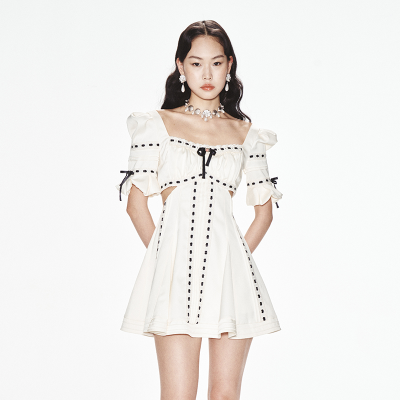 lefame拉飞姆黑白绣花蝴蝶结花苞泡泡袖连衣裙