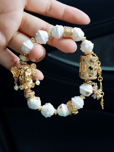 守护财宝箱的戴珍珠耳坠的小象神白色百香籽流苏设计款手串送女友