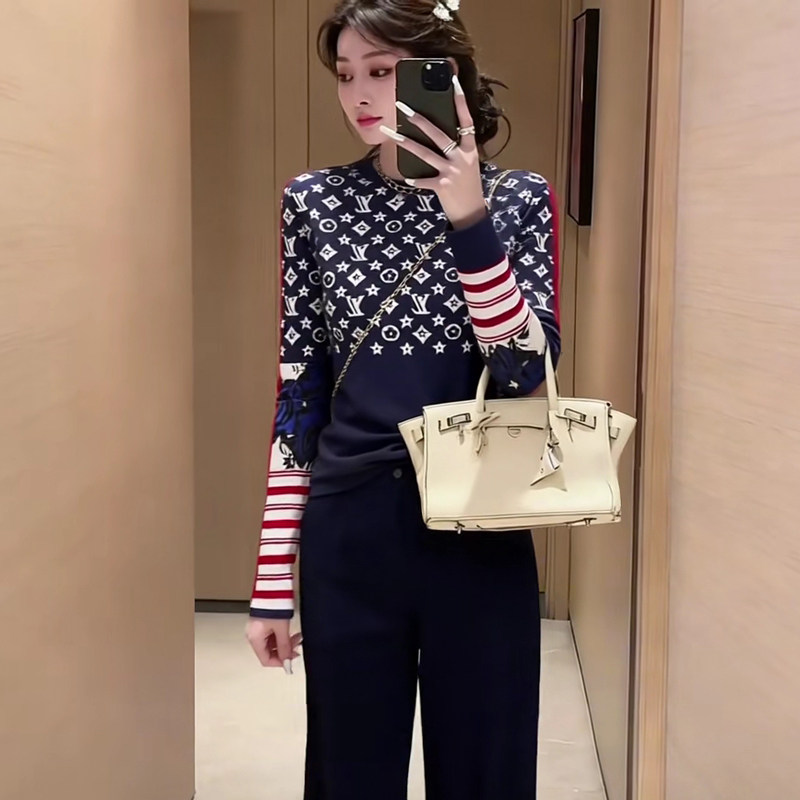 2025秋冬新款打底衫女圆领形状条纹印花T恤修身复古洋气时髦长袖,女装/女士精品,大码内搭,淘宝优惠券,粉丝福利购,淘宝优惠卷